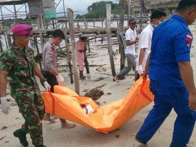 TNI AL bersama Polisi saat mengevakuasi penemuan mayat di pantai Bintun Senggiling Kecamatan Teluk Sebong Kabupaten Bintan, Rabu (25/01).