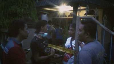 Aparat Kepolisian Setempat memasang Police Line (Garis Polisi) di lokasi kejadian penemuan mayat.