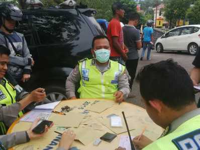 Petugas Satlantas Polres Tanjungpinang saat memeriksa kelengkapan surat-surat berkendara saat razia di depan Mapolres Tanjungpinang, Kamis (26/1).