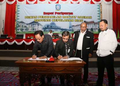 Ketua DPRD, Jumaga Nadeak dan Gubernur Kepri, Nurdin saat menandatangani pengesahan APBD kepri 2017.