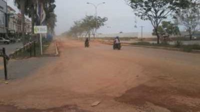 Beginilah Kondisi Jalan Regata di Kawasan Batam Centre yang terlihat debu beterbangan akibat adanya proyek di sekitar Ocarina.