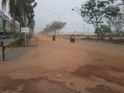 Beginilah Kondisi Jalan Regata di Kawasan Batam Centre yang terlihat debu beterbangan akibat adanya proyek di sekitar Ocarina.