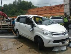 Avanza Hantam Tiang Telkom