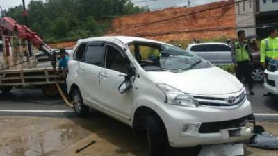 Avanza Hantam Tiang Telkom