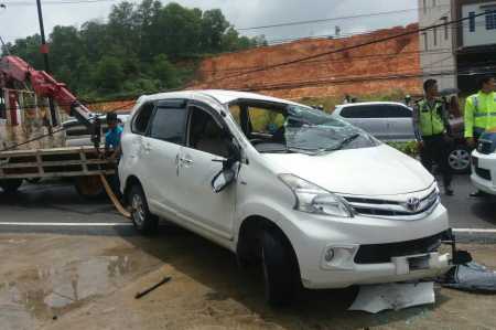 Avanza Putih BP 1999 TL menghantam tiang Telkom di Jalan DI Panjaitan tepatnya didepan pabrik Teh Prendjak Km 8, Minggu (12/2).