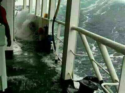 Situasi saat Kapal Roro Tujuan Tanjung Uban-Batam diterjang cuaca buruk, Senin (13/2). Foto : Istimewa.