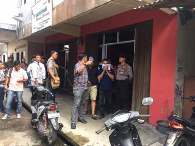 Pegawai bagian distribusi pasar BUMD Tanjungpinang, Slamet saat di gelandang Tim Saber Pungli Polda Kepri