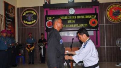 Acara Penganugerahan Sabuk Hitam Kehormatan Kepada Komandan Yonmarhanlan IV Tanjungpinang.