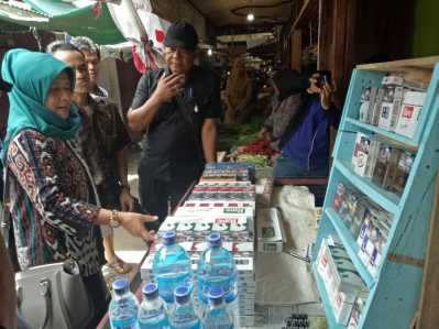 Ketua Komisi II DPRD Tanjungpinang, mimi Betty saat Inspeksi Mendadak (sidak) ke Pasar Kota Lama Tanjungpinang, Senin (27/2) siang.