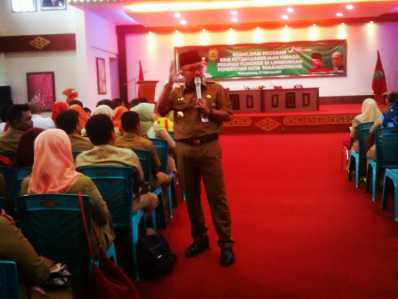 Walikota Tanjungpinang, Lis Darmansyah saat menjelaskan manfaat program BPJS di acara Sosialisasi BPJS ketenagakerjaan di Gedung PKK Senggarang, Tanjungpinang, Senin (27/2).