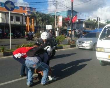 pengendara sepeda motor mio , Syaiful (22) dengan nomor polisi BP 4894 QT terplanting di jalan, Senin (27/2) sore.