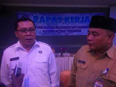 Asisten Pemerintahan dan Kesejahteraan Rakyat Kota Tanjungpinang, Ahadi (kanan) dan Kepala BNN Tanjungpinang, Abdul Hasyim Panggabean.