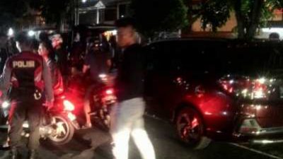 Petugas Polisi saat sedang razia di depan Mapolsek Bukit Bestari.