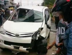Avanza Intel Kejati Kepri Tabrak Tiang, Jaringan Telkom Terganggu