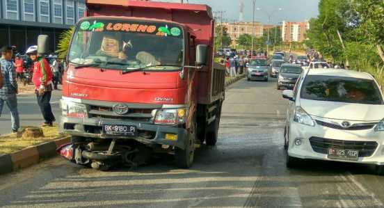 Lakalantas antara lori Toyota  Dyna bernomor polisi BK 9180 PI dan sepeda motor Yamaha Mio Soul bernomor polisi BP 5448 TJ, Sabtu (11/3).