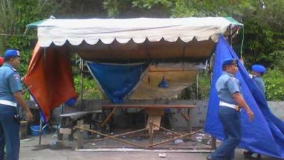 Anggota POMAL saat membongkar Lapak Judi Cingkoko di Suka Berenang.
