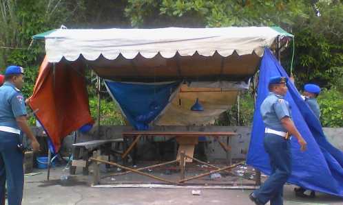 Anggota POMAL saat membongkar Lapak Judi Cingkoko di Suka Berenang.