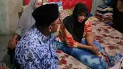 Walikota Tanjungpinang, Lis Darmansyah saat meninjau Elvi Hanim penderita Kanker Payudara.