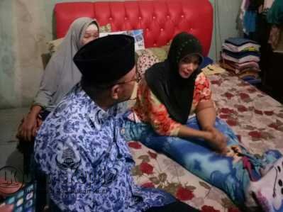 Walikota Tanjungpinang, Lis Darmansyah saat meninjau Elvi Hanim penderita Kanker Payudara.