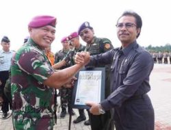 Nurdin dan Jumaga Terima Brevet Penyelam