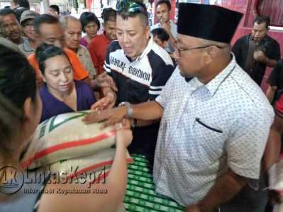 Wali Kota Tanjungpinang, Lis Darmansyah dan Ketua Panitia, Ahang saat membagikan beras ke masyarakat di Pelantar III, Kelurahan Tanjungpinang Kota, Minggu (14/5).