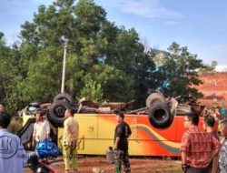 Bus Sekolah Terguling Puluhan Siswa Luka-Luka