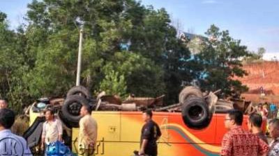 Bus Sekolah Terguling Puluhan Siswa Luka-Luka