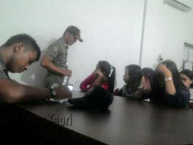 Wanita yang terjaring di kamar kos saat didata petugas Satpol PP Tanjungpinang.