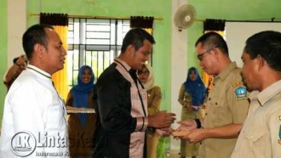 Plt. Sekretaris Daerah Kabupaten Bintan Adi Prihantara saat menyerahkan insentif kepada RT, RW dan LPM priode Januari - Maret 2017 di halaman kantor camat Kecamatan Bintan Timur, senin (22/5).