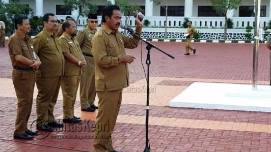 Gubernur Nurdin Basirun saat memberikan sambutan Apel Gabungan di lapangan kantor Gubernur, Dompak, Tanjungpinang, senin (9/1).