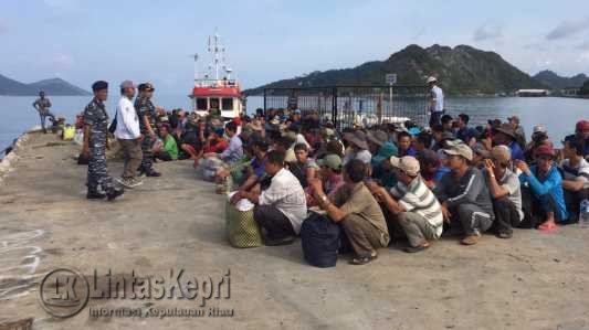 405 orang Anak Buah Kapal (ABK) pelaku illegal fishing asal Vietnam dideportasi