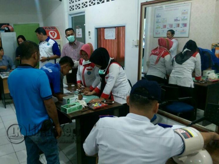 Petugas BNN saat melakukan tes urine terhadap nakhoda dan ABK kapal di pelabuhan Sri Bintan Pura Tanjungpinang, Selasa (20/6).