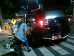 Mobil Ini Tabrak Genset yang Makan Badan Jalan