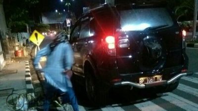 Mobil Ini Tabrak Genset yang Makan Badan Jalan