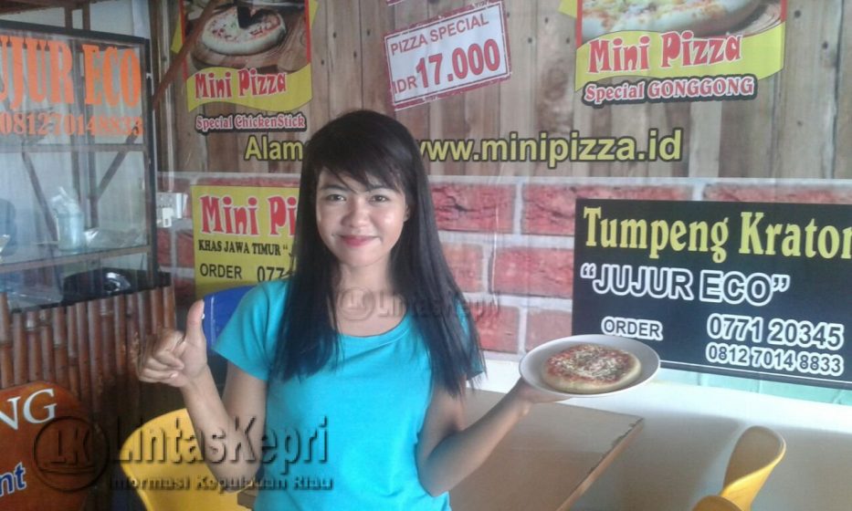 Cici karyawan outlet mini Pizza memperkenalkan mini Pizza rasa Original Chicken Stick yang sangat digemari pelanggan.