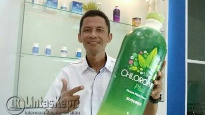 Tarsan Setyo Budi, Cht, CI, Distributor & Cosultant Smart Detox saat menjelaskan keunggulan produk - produk Smart Detox.