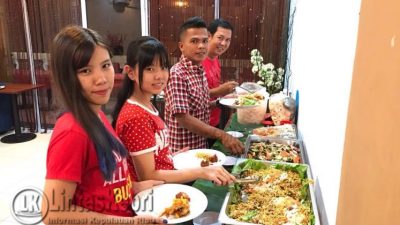 Pengunjung RM Selera Nusantara saat memilih menu masakan Perasmanan yang disajikan.