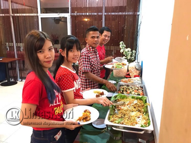 Pengunjung RM Selera Nusantara saat memilih menu masakan Perasmanan yang disajikan.