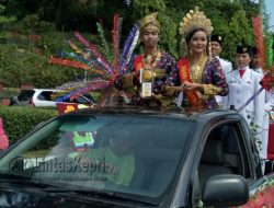 Adipura Dipegang Bujang dan Dara Saat Diarak Keliling Kota