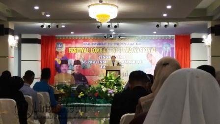 Kadisdik Kepri, Arifin Nasir saat membuka FLS2N tahun 2017