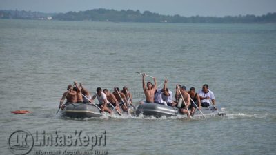 Tim renang laut dan dayung perahu karet Satkamla Lantamal IV juara I dalam rangka memeriahkan HUT TNI AL ke -72 tahun 2017