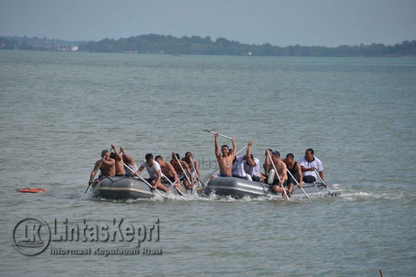 Tim renang laut dan dayung perahu karet Satkamla Lantamal IV juara I dalam rangka memeriahkan HUT TNI AL ke -72 tahun 2017