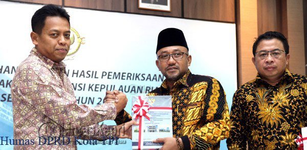 Walikota Tanjungpinang, H. Lis Darmansyah, SH didampingi Ketua DPRD Kota Tanjungpinang, Suparno menerima penyerahan predikat WTP untuk Pemko Tanjungpinang