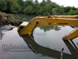 Sebuah Alat Berat Tenggelam di Bakau
