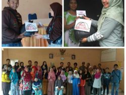 Didampingi Kasubbag Pemberitaan, Wartawan Natuna Bagi Sembako untuk Warga Batu Gajah