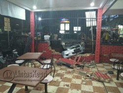 Minibus Seruduk Tempat Makan, Seorang Pria Alami Patah Tulang 