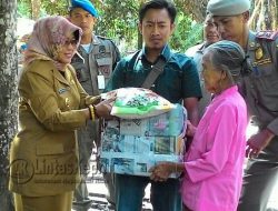 Wabup Ngesti bersama Komunitas Sosial Natuna Serahkan Bantuan Korban Kebakaran di Ceruk