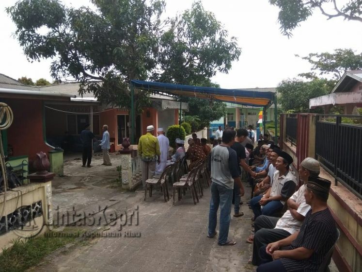 Warga terlihat mendatangi rumah duka di Jalan Pantai Impian Kota Tanjungpinang. 