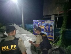 Satpol PP Tertibkan Spanduk Paslon Peserta Pilkada Tanjungpinang