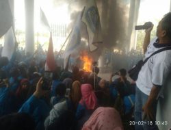 Video Detik-detik Polisi Bubar Paksa Mahasiswa Umrah yang Dinilai “Anarkis”